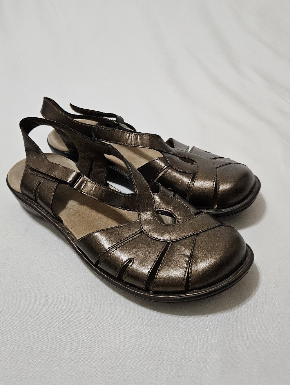 Clarks Womens Bendables Closed Toe Sandals Metallic Bronze Brown T-Strap Sz 10